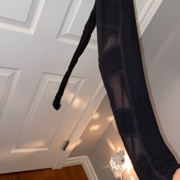 Garage size S. Black leggings with mesh on sides - Picture 2 of 3